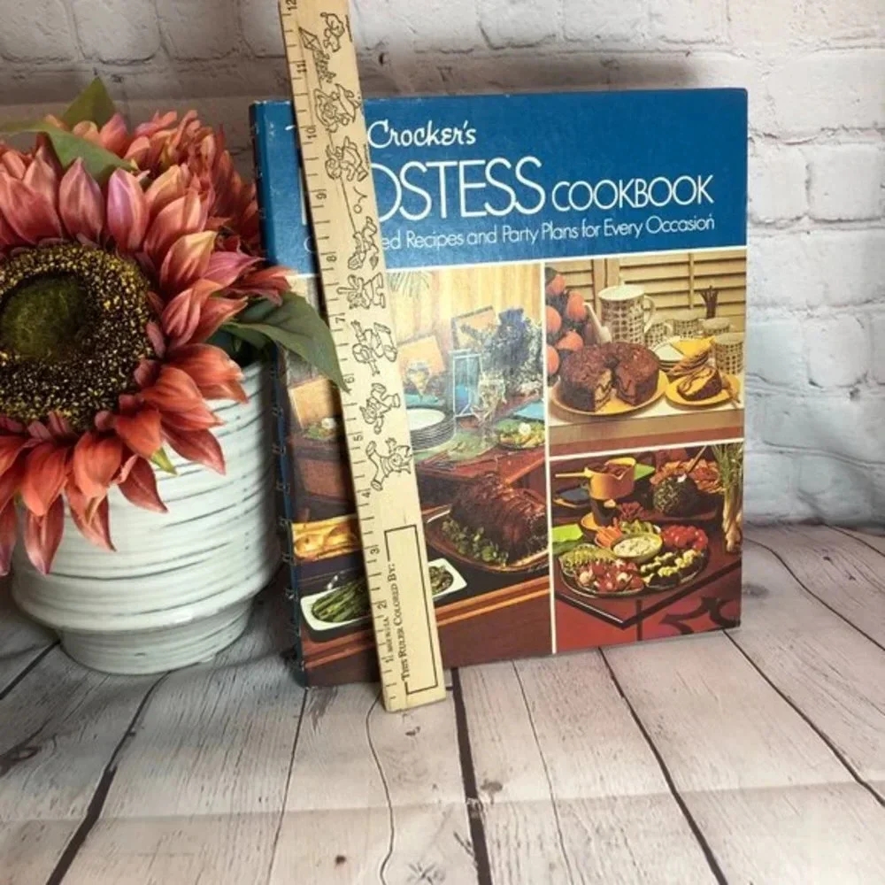 Vintage 1972 BETTY CROCKER'S HOSTESS cookbook